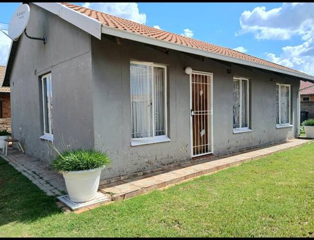 3 BEDROOM HOUSE FOR SALE IN PROTEA GLEN